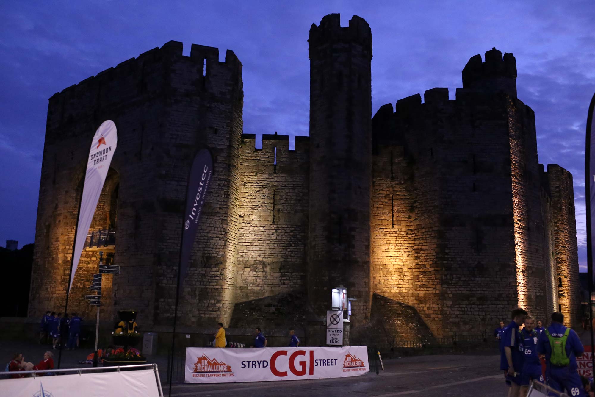 kasteel bij nacht omringd door deelnemers aan de race